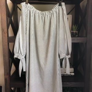 Black&white off shoulder dress size medium NWOT